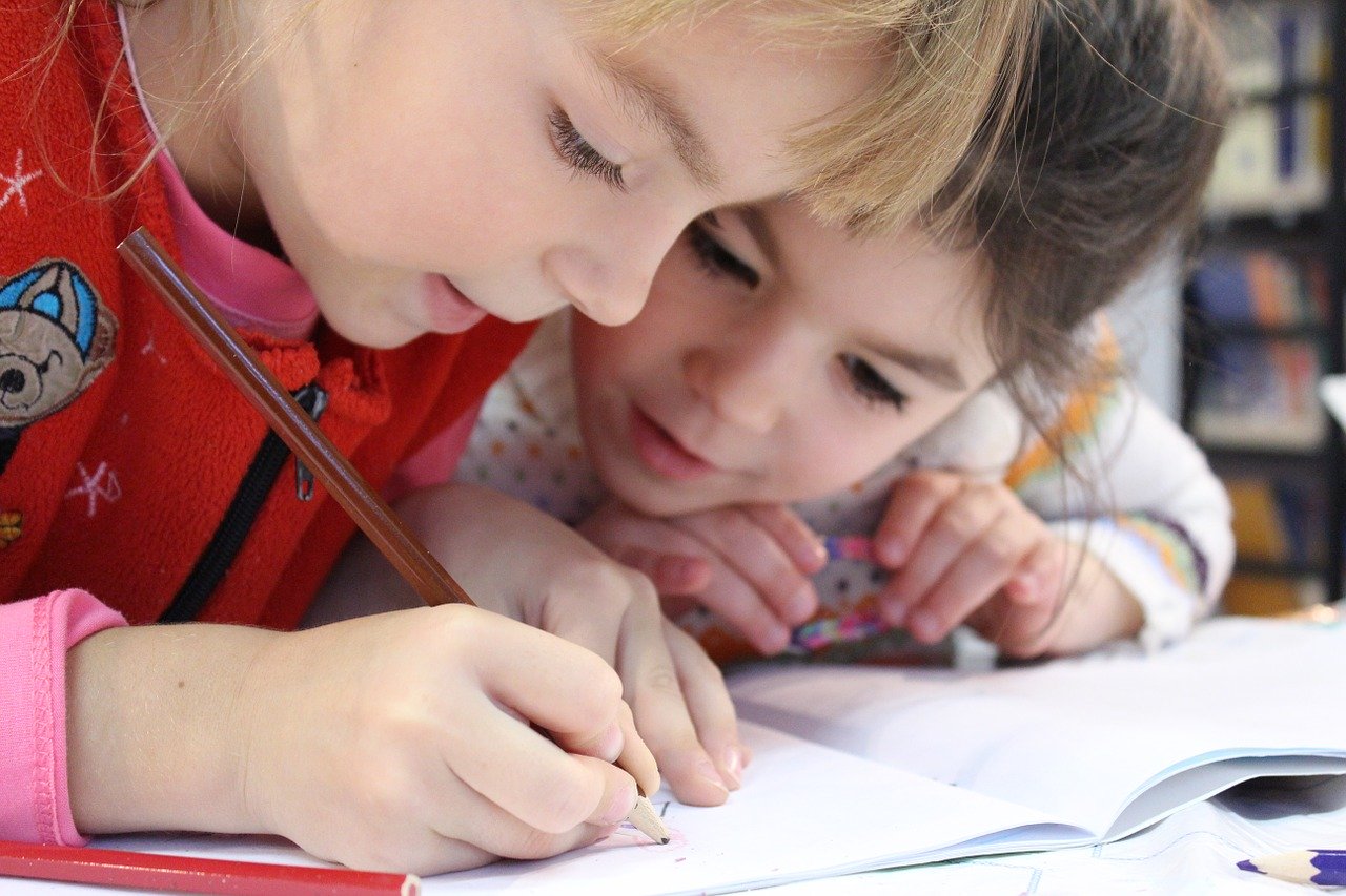 educadora-lista-cinco-atividades-que-auxiliam-o-autoconhecimento-infantil